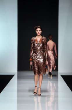 'fashion.hr' programında Robert tarafından tasarlanan moda model giyen elbiseler sever