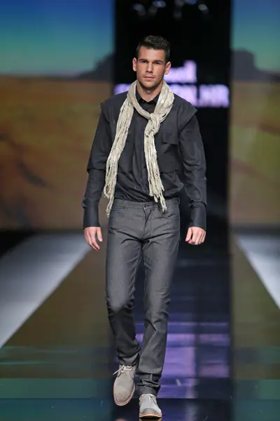 'fashion.hr' ショー イビツァ klaric によって設計された服を着てファッション モデル — ストック写真