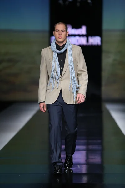 Modelka nosit oblečení, které navrhl ivica klaric v pořadu "fashion.hr" — Stock fotografie