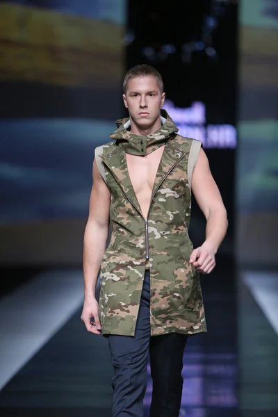 Modelo de moda vestindo roupas projetadas por Ivica Klaric no show 'Fashion.hr' — Fotografia de Stock