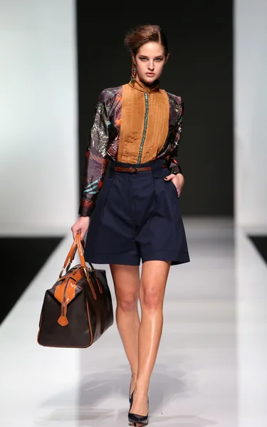 'फैशन.एचआर' शो पर रॉबर्ट सेवर द्वारा डिजाइन किए गए कपड़े पहनने वाले फैशन मॉडल — स्टॉक फ़ोटो, इमेज