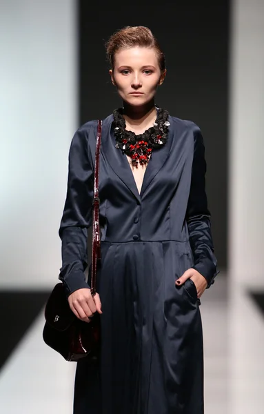Modelo de moda vestindo roupas projetadas por Robert Sever no show 'Fashion.hr' — Fotografia de Stock