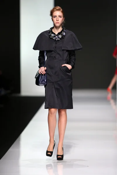 Moda model noszenie ubrania zaprojektowane przez Roberta sever na wystawie "fashion.hr" — Zdjęcie stockowe