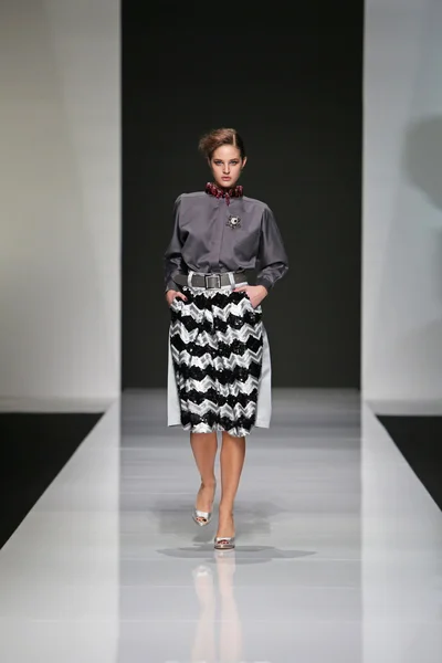 Fashion model wearing clothes designed by Robert Sever on the 'Fashion.hr' show — Stock Photo, Image