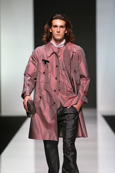 Мода моделі носити одяг розроблена з Роберт розірвати на шоу 'fashion.hr' — стокове фото