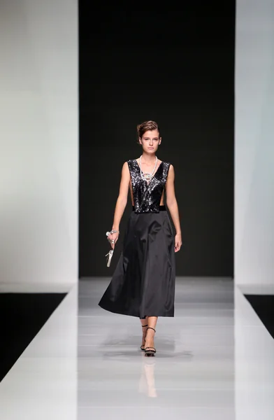 Modemodel in Kleidern von robert sever auf der 'fashion.hr' -Show — Stockfoto