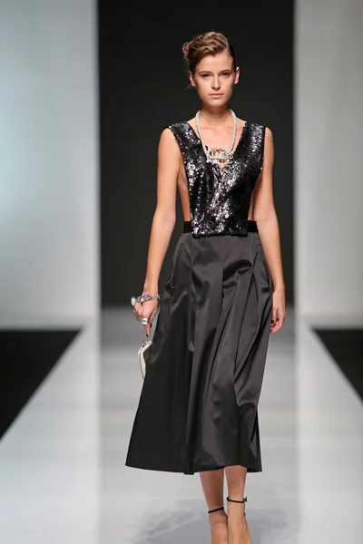 Divat modell ruhában tervezte robert sever, a "fashion.hr" show — Stock Fotó