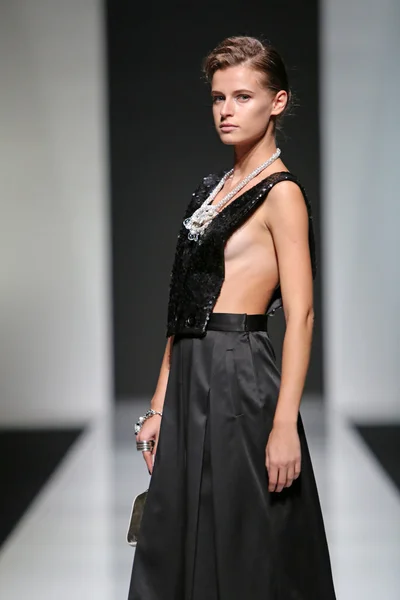 Modelo de moda con ropa diseñada por Robert Sever en el show 'Fashion.hr' —  Fotos de Stock