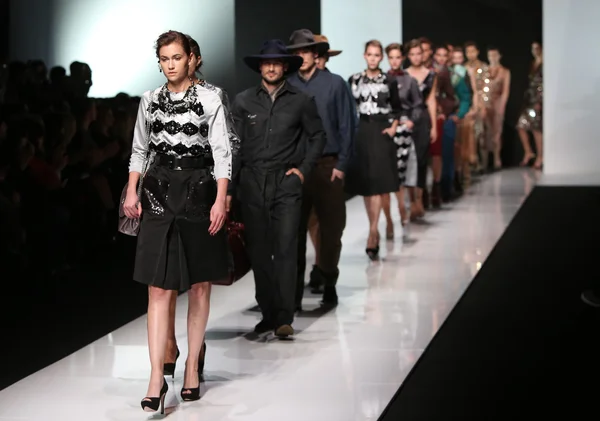 Модель моды в одежде, разработанной Робертом Севером на шоу "Fashion.hr" — стоковое фото