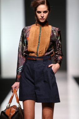 'fashion.hr' programında Robert tarafından tasarlanan moda model giyen elbiseler sever