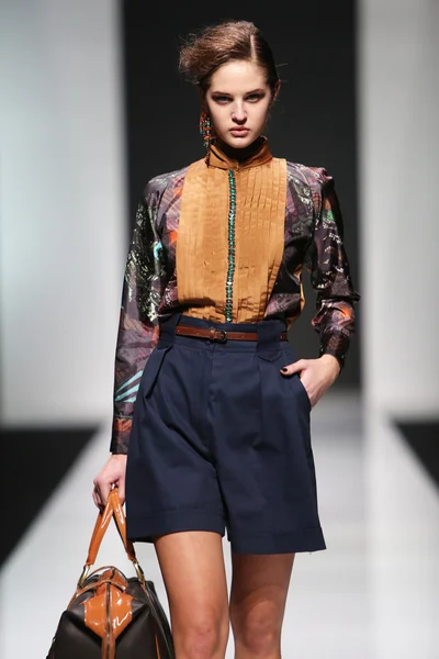 Fashion model dragen kleding ontworpen door robert verbreken op de 'fashion.hr' show — Stockfoto