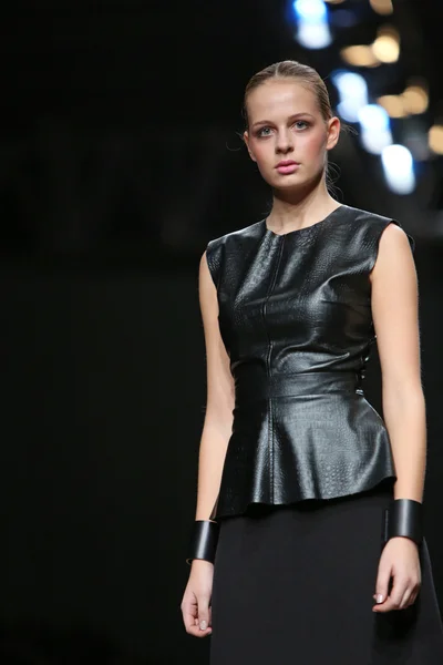Mode-Model trägt Kleidung von nebo auf der Cro-a-Porter-Show — Stockfoto