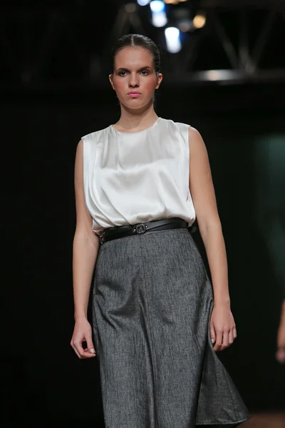 Modelo de moda con ropa diseñada por Nebo en el show de Cro a Porter — Foto de Stock