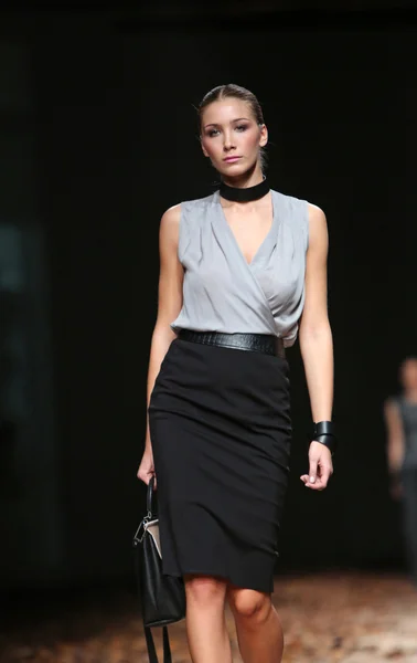 Modelo de moda con ropa diseñada por Nebo en el show de Cro a Porter — Foto de Stock