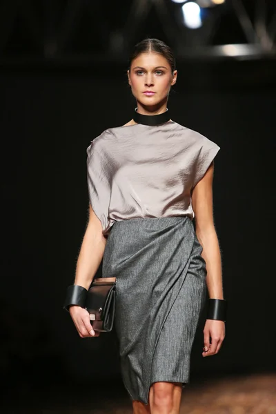 Modelka noszenie ubrania zaprojektowane przez nebo w cro porter Pokaż — Zdjęcie stockowe