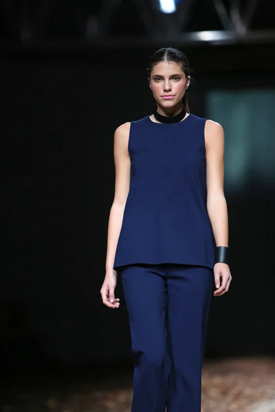 Mode-Model trägt Kleidung von nebo auf der Cro-a-Porter-Show — Stockfoto