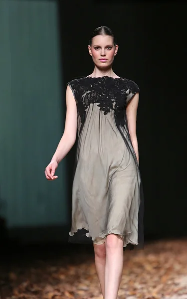 Модная модель в одежде от Nebo на выставке Cro a Porter — стоковое фото