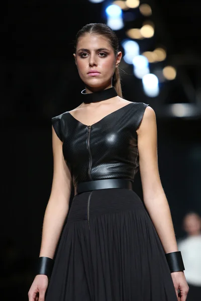 Fashion model dragen van kleding ontworpen door nebo op de cro een porter show — Stockfoto