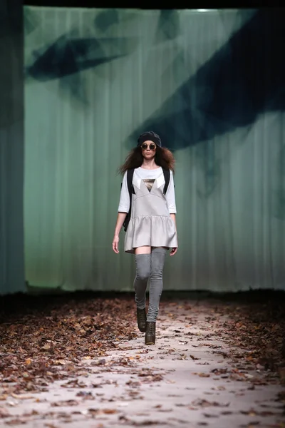 Modemodel trägt Kleider, die vom Jetlag auf der Cro a Porter Show entworfen wurden — Stockfoto