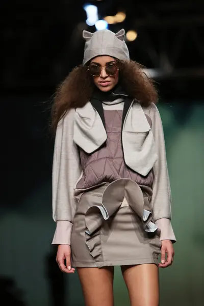 Modelul de moda care poarta haine proiectate de Jet Lag pe Cro a Porter show — Fotografie, imagine de stoc
