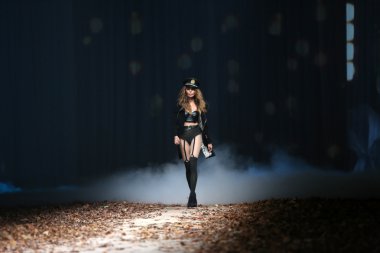 фотомодель носіння одягу розроблений ельфи на cro Портер шоу