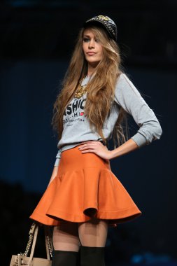 фотомодель носіння одягу розроблений ельфи на cro Портер шоу