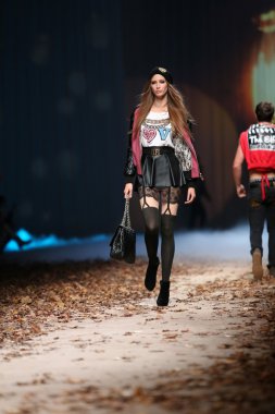 фотомодель носіння одягу розроблений ельфи на cro Портер шоу