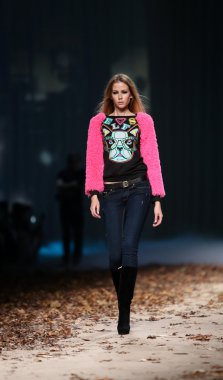 фотомодель носіння одягу розроблений ельфи на cro Портер шоу