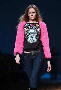 фотомодель носіння одягу розроблений ельфи на cro Портер шоу