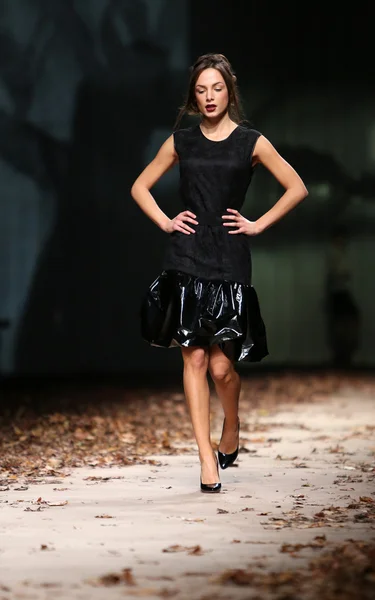 Modelo de moda vestindo roupas projetadas por Monika Sablic no Cro a Porter Show — Fotografia de Stock