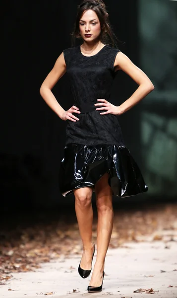 Fashion model dragen van kleding ontworpen door monika sablic op de cro een porter show — Stockfoto