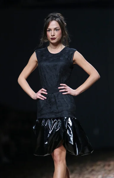 Modelo de moda con ropa diseñada por Monika Sablic en el show de Cro a Porter —  Fotos de Stock