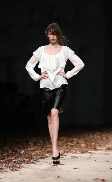 Modell bär kläder designade av monika sablic på cro en porter show — Stockfoto