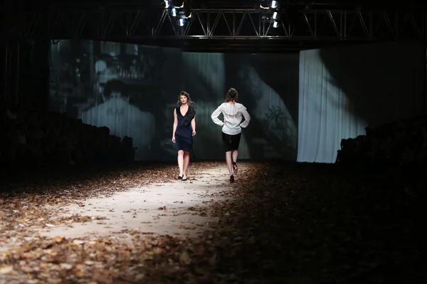 Modelo de moda con ropa diseñada por Monika Sablic en el show de Cro a Porter —  Fotos de Stock