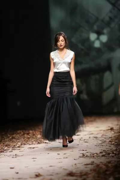 Modelo de moda vestindo roupas projetadas por Monika Sablic no Cro a Porter Show — Fotografia de Stock