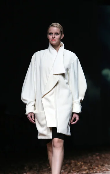 Porter gösteri arielo cro üzerinde kıyafetleri moda model tasarım — Stok fotoğraf