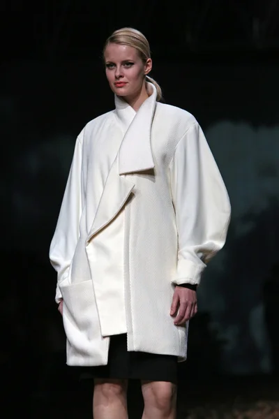 Mode-Model trägt Kleidung von arielo auf der Cro a Porter Show entworfen — Stockfoto