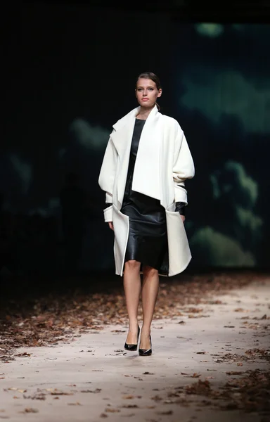 Mode-Model trägt Kleidung von arielo auf der Cro a Porter Show entworfen — Stockfoto