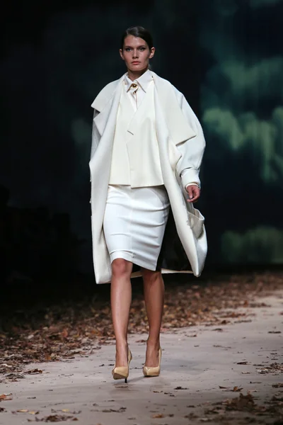 Porter gösteri arielo cro üzerinde kıyafetleri moda model tasarım — Stok fotoğraf