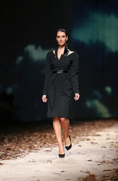 Modelo de moda con ropa diseñada por Arielo en el show de Cro a Porter — Foto de Stock