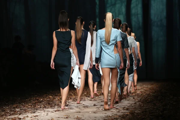 Modelo de moda con ropa diseñada por Jelena Aleksic en el show de Cro a Porter —  Fotos de Stock