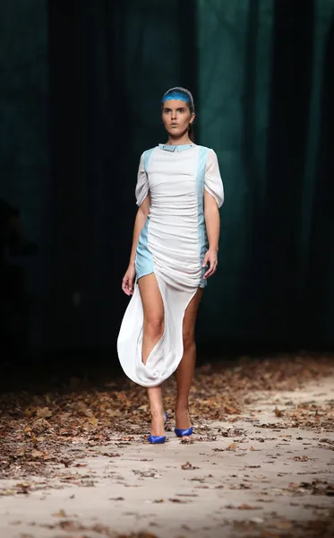 Mode-Model trägt Kleidung von Jelena Aleksic auf der Cro a Porter Show entworfen — Stockfoto