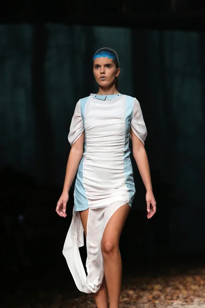 Модная модель в одежде, разработанной Еленой Алексич на выставке Cro a Porter — стоковое фото