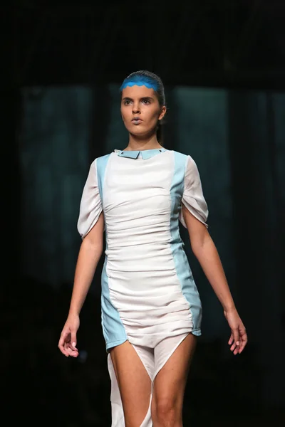 Mode-Model trägt Kleidung von Jelena Aleksic auf der Cro a Porter Show entworfen — Stockfoto