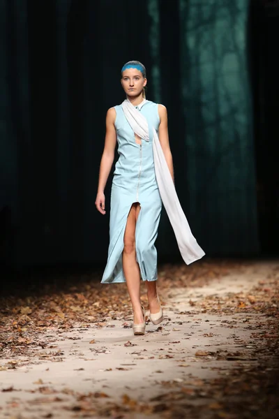 Modell bär kläder designade av jelena aleksic på cro en porter show — Stockfoto