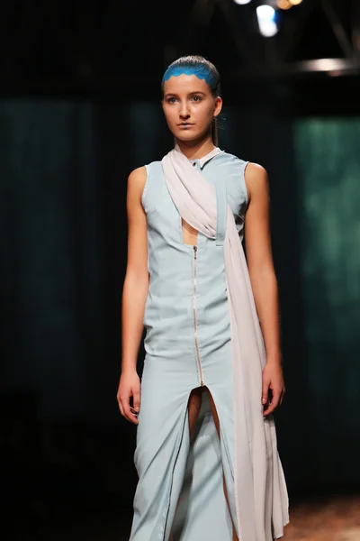 Modell bär kläder designade av jelena aleksic på cro en porter show — Stockfoto