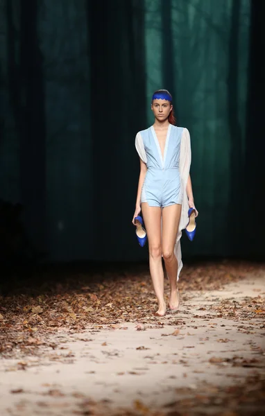 Modelo de moda con ropa diseñada por Jelena Aleksic en el show de Cro a Porter — Foto de Stock
