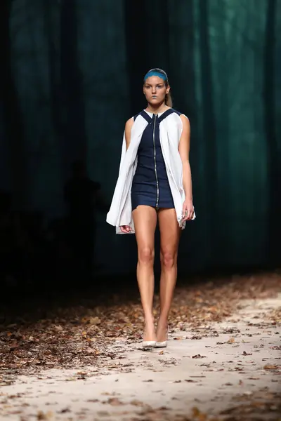 Fashion model wearing clothes designed by Jelena Aleksic on the Cro a Porter show — Stock Photo, Image