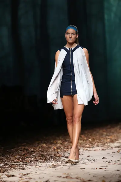 Modell bär kläder designade av jelena aleksic på cro en porter show — Stockfoto