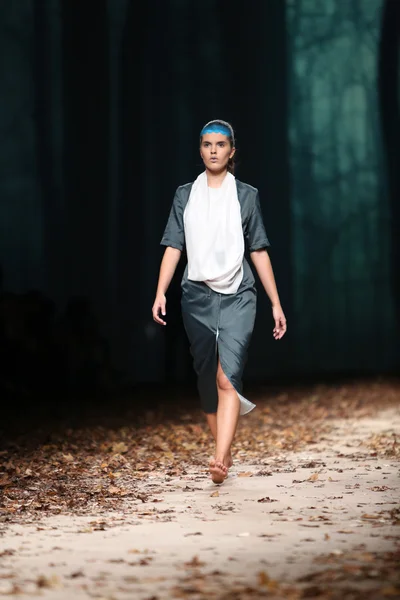 Modelo de moda con ropa diseñada por Jelena Aleksic en el show de Cro a Porter — Foto de Stock